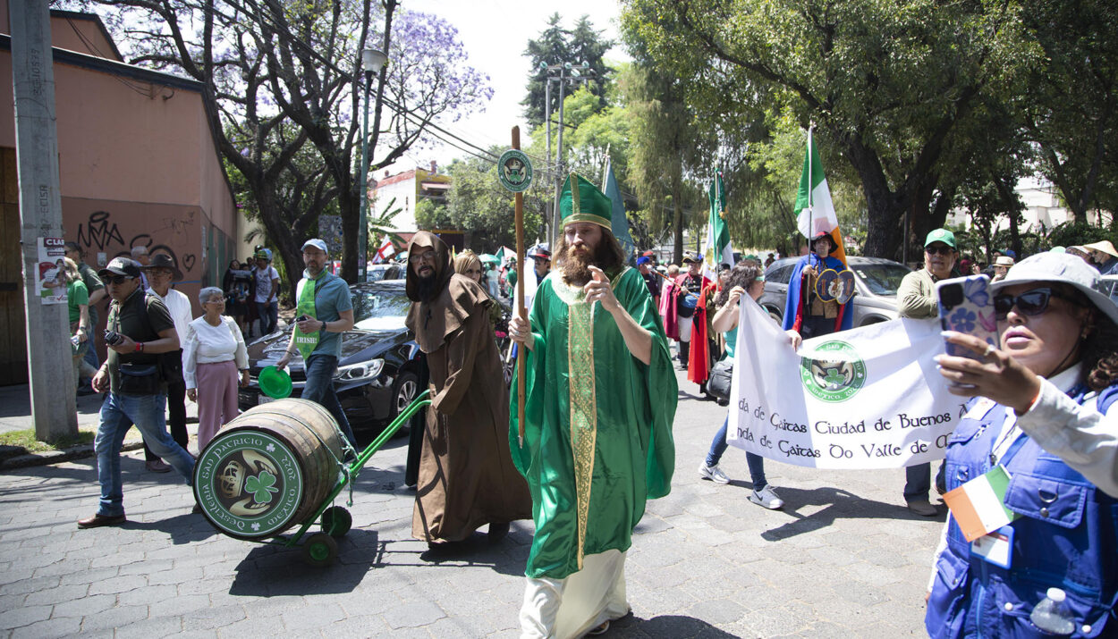 "Un desfile colorido y lleno de tradición en Coyoacán" Fotos Hermes Quetzalcóatl.