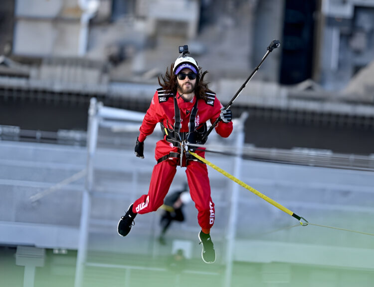 Jared Leto lidera un rappel