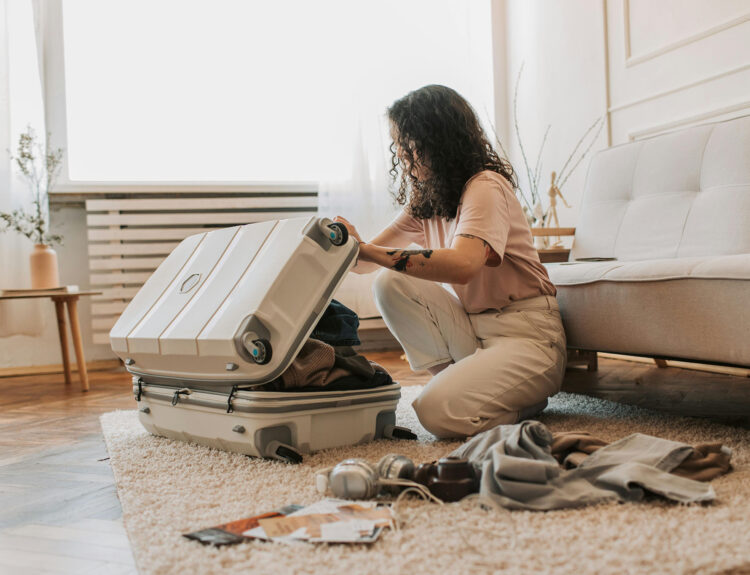 Ya sea para una escapada de fin de semana o una aventura al otro lado del mundo, las maletas de viajes y bolsos que presentamos a continuación son más que un accesorio práctico, son piezas clave para viajar con estilo, organización y comodidad.