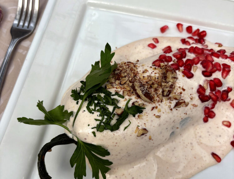 Hotel Geneve presenta su tradicional Chile en nogada en Veranda Bistro