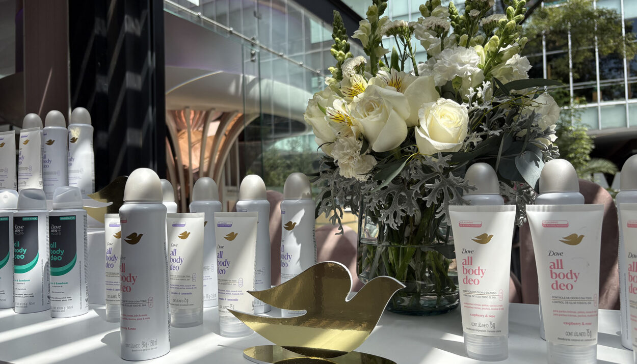 Pocas cosas generan tanta incomodidad como sudar en exceso o sentir que tienes mal olor corporal, por ello Dove llega al rescate con su nueva línea All Body Deo que conocimos en un exclusivo evento en Pinky Promise Experience junto a Karla Díaz, la dermatóloga Daniela Arteaga Rodríguez y Thalía Reyes, directora de Marketing para Desodorantes en Unilever México.