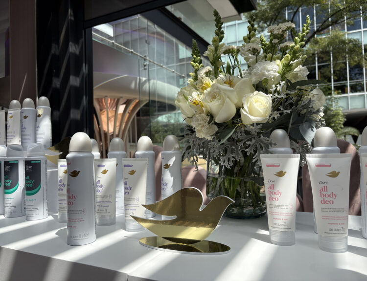 Pocas cosas generan tanta incomodidad como sudar en exceso o sentir que tienes mal olor corporal, por ello Dove llega al rescate con su nueva línea All Body Deo que conocimos en un exclusivo evento en Pinky Promise Experience junto a Karla Díaz, la dermatóloga Daniela Arteaga Rodríguez y Thalía Reyes, directora de Marketing para Desodorantes en Unilever México.