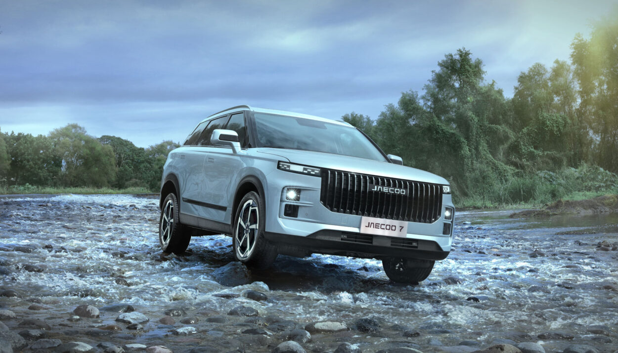 La llegada a México de la JAECOO 7 2025 marca una nueva era para los amantes del estilo de vida premium que buscan una SUV capaz de combinar lujo, diseño y aventura en un solo vehículo. Este modelo se convierte en un referente dentro del universo todoterreno gracias a su equilibrio entre tecnología, confort y potencia.