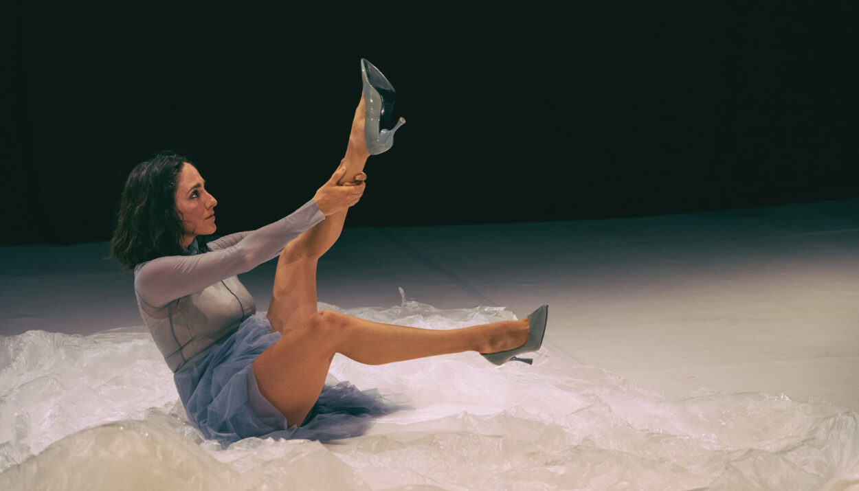 Con dirección de Cinthya Oyervides y María Fernanda Baez, la obra reimagina a Ofelia no como un personaje trágico, sino como un cuerpo en resistencia, donde el deseo, la violencia y la vulnerabilidad se entrelazan en escena.