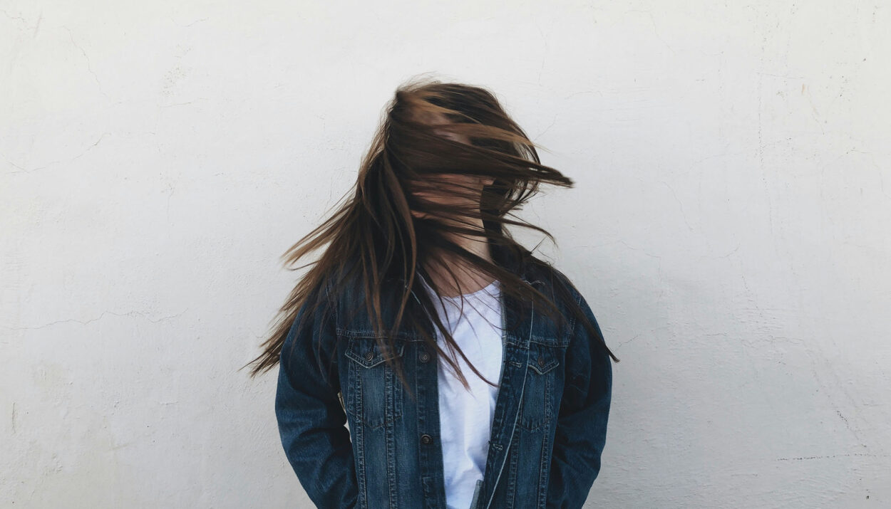 El cabello enfrenta más desafíos de los que imaginamos y encontrar un producto que no solo prometa resultados, sino que transforme la rutina capilar desde el primer uso, se vuelve esencial. Ahí es donde Leave-In Repair de HASK cambia por completo el juego.