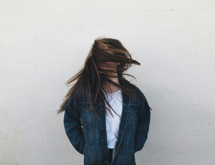 El cabello enfrenta más desafíos de los que imaginamos y encontrar un producto que no solo prometa resultados, sino que transforme la rutina capilar desde el primer uso, se vuelve esencial. Ahí es donde Leave-In Repair de HASK cambia por completo el juego.