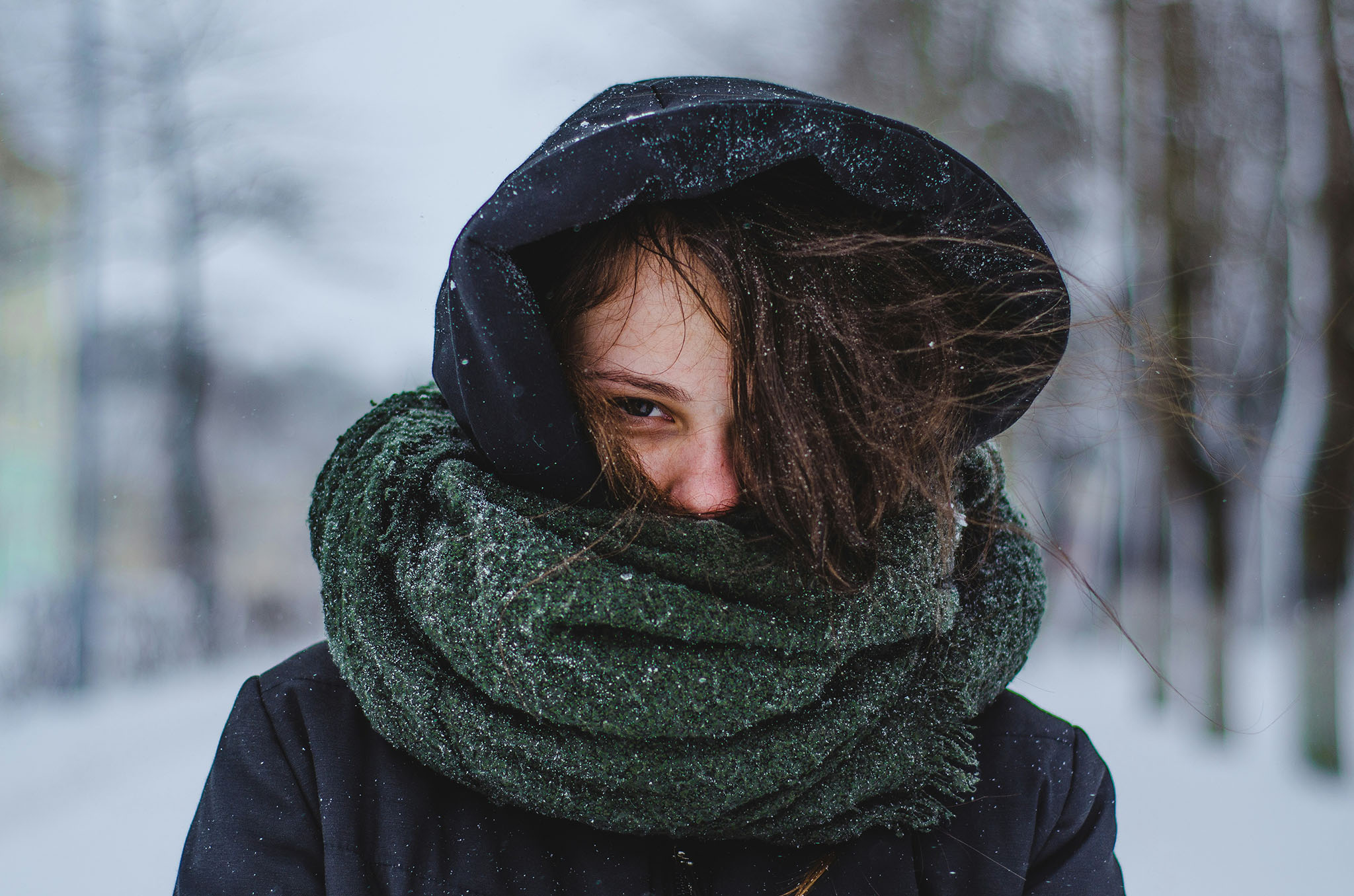 El invierno impacta directamente en la salud del cabello. Las bajas temperaturas, el viento, el calor de la secadora y los cambios bruscos de ambiente debilitan la fibra capilar, provocando resequedad, frizz y pérdida de brillo. Por eso, hidratar el cabello en invierno con HASK Oils se convierte en un gesto esencial de autocuidado.